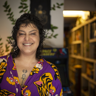 Flávia Gasi, jornalista, escritora, professora e pesquisadora em jogos digitais. Imagem de Alícia Peres.