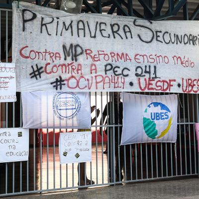 Cartazes indicam ocupação e reivindicações em Escola Técnica de Brasília. 2015.