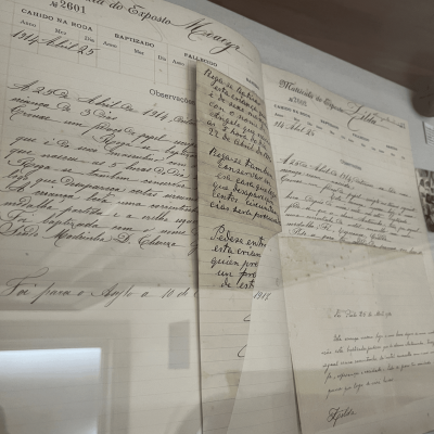 Bilhete deixado junto ao bebê com uma parte faltando, para completude futura, quando voltassem para reivindicar a criança. Alícia Peres