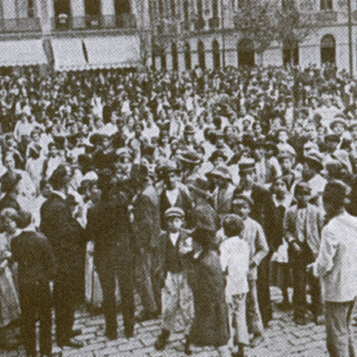 Grevistas, na maioria mulheres, dirigindo-se ao Largo do Palácio, São Paulo, 1917. Autor: Fotógrafo desconhecido.