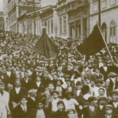 Multidão de grevistas desce ladeira do Carmo rumo ao Brás, 1917. Autor: Fotógrafo desconhecido.