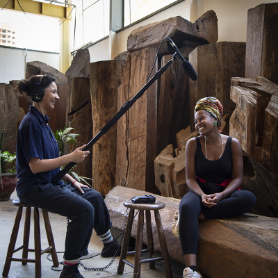 Luiza Akimoto, narradora do Podcast e Marcela Reis: Atriz e participante da ocupação de escolas da primavera secundarista de 2015/2016; Autora: Alícia Peres