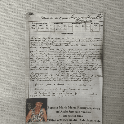 Matrícula da criança que passou pela Roda, com a foto dela já adulta - Maria Martha Rodrigues - acervo do Museu Santa Casa de São Paulo – MSC-SP