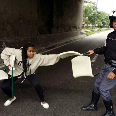 Marcela Reis, ainda estudante secundarista, disputa com um policial militar a cadeira de sua escola. Autora: Gabriela Lima, 2015.