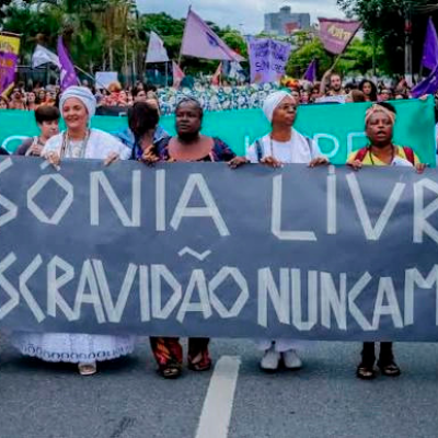 Marcha do 8M 2025 em Florianópolis denuncia escravidão moderna e racismo no judiciário. Portal Catarinas.