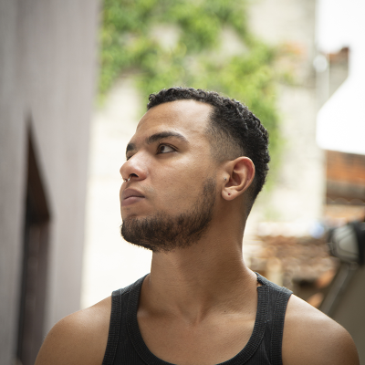 Thiago Araújo Co-fundador do Coletivo Prevenção Para Todes!, membro do Fórum Paulista de Saúde da População Negra e participante da ocupação de escolas da primavera secundarista de 2015/2016; Autora: Alícia Peres. 2024.