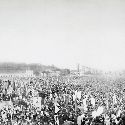 Missa campal em celebração à abolição dos escravos que reuniu cerca de 30 mil pessoas, incluindo a Princesa Isabel e Machado de Assis. A fotografia panorâmica da missa campal realizada em 17 de maio de 1888 no Campo de São Cristóvão no Rio de Janeiro, RJ. Fotografia de Antonio Luiz Ferreira. Acervo Instituto Moreira Salles. Reprodução: Brasiliana Fotográfica.