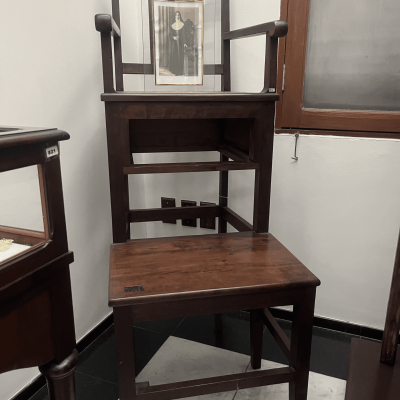 Cadeira do acervo do Museu Santa Casa de São Paulo – MSC-SP. Alícia Peres