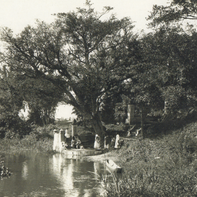 Atracadouro e lavadeiras às margens do rio Tamanduateí, por volta de 1890. Autor: Marc Ferrez.
