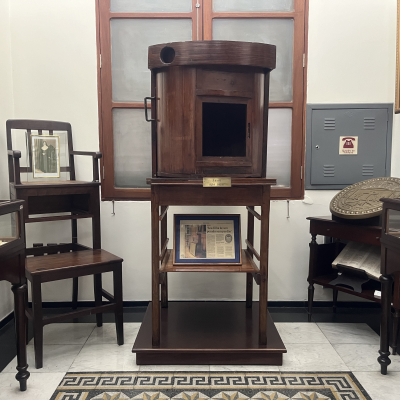 A roda dos expostos que funcionou até 1949 dentro de um nicho do muro junto ao portão que dava para a rua Veridiana, onde está localizado o Hospital Central - acervo do Museu Santa Casa de São Paulo – MSC-SP. Alícia Peres