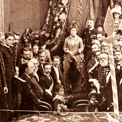Isabel, o Conde d’Eu e o escritor Machado de Assis em detalhe da fotografia Missa campal.  Fotografia de Antonio Luiz Ferreira. Acervo Instituto Moreira Salles. Reprodução: Brasiliana Fotográfica.