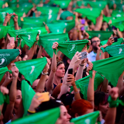Manifestantes pró-aborto na Argentina usam o emblemático lenço verde. Fotografia de Ronaldo Schemidt. AFP.