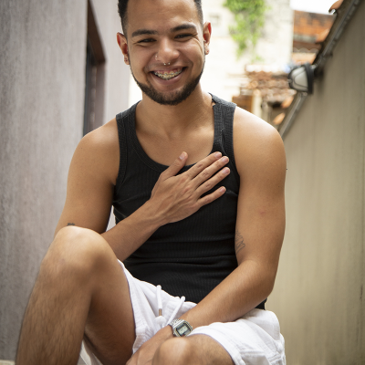 Thiago Araújo Co-fundador do Coletivo Prevenção Para Todes!, membro do Fórum Paulista de Saúde da População Negra e participante da ocupação de escolas da primavera secundarista de 2015/2016; Autora: Alícia Peres. 2024.