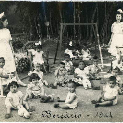 Crianças no pátio do Berçário dos Expostos - 1944  (Acervo Museu do Futebol | Coleção Museu Santa Casa de São Paulo)