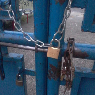 Visão dos alunos ao trancarem os portões da Escola Estadual Martin Egidio Damy, deixando para fora pais, professores e funcionários. Acervo pessoal, Brasilândia, São Paulo. 2015.