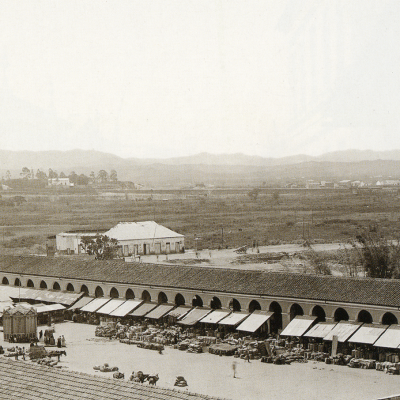 O primeiro Mercado Municipal da cidade, na rua 25 de Março, por volta de 1880. Autor: Marc Ferrez.