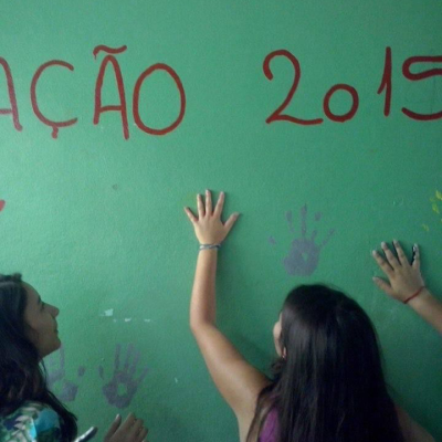 Luiza Akimoto, narradora do Podcast, e Marina, ainda estudantes secundaristas, ocupantes da Escola Estadual Martin Egidio Damy, acervo pessoal, Brasilândia, São Paulo. 2015.