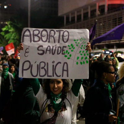 Manifestação pela descriminalização do aborto na Avenida Paulista, em São Paulo, em setembro de 2023. Fotografia de Rovena Rosa. Agência Brasil.