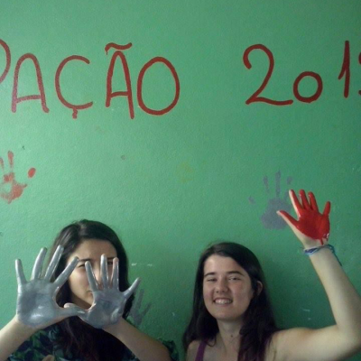 Luiza Akimoto, narradora do Podcast, e Marina, ainda estudantes secundaristas, ocupantes da Escola Estadual Martin Egidio Damy, acervo pessoal, Brasilândia, São Paulo. 2015.