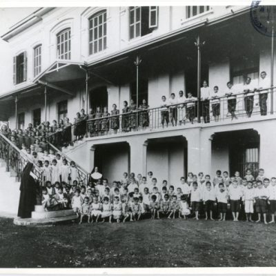 Crianças na varanda do Azilo dos Expostos - 1909 (Acervo Museu do Futebol | Coleção Museu Santa Casa de São Paulo)