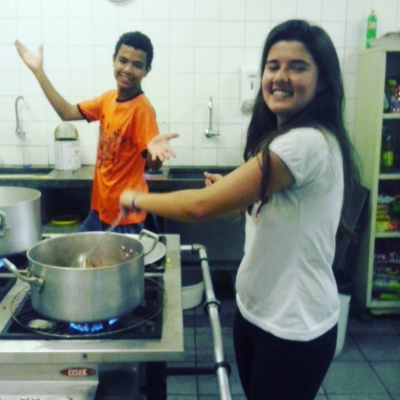 Thiago e Marina comandam a cozinha da ocupação Escola Estadual Martin Egidio Damy, acervo pessoal, Brasilândia, São Paulo. 2015.