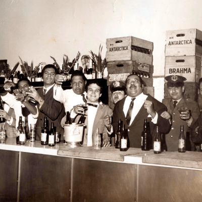 "Fernando Duarte no balcão do Paulistano da Glória". Fernando Duarte do Amaral trabalhou no balcão da tradicional casa de shows e escola de samba Paulistano da Glória, localizada no centro de São Paulo, conforme registrado em seu depoimento ao Museu da Pessoa (O samba e as noites paulistanas). Acervo pessoal/Museu da Pessoa.