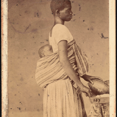 Mulher negra com criança às costas. Salvador, BA, c. 1869. Fotografia de Alberto Henschel. Acervo Leibniz-Institut für Länderkunde, Leipzig / Instituto Moreira Salles.