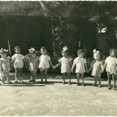 Crianças de mãos dadas no Berçário dos Expostos (Acervo Museu do Futebol | Coleção Museu Santa Casa de São Paulo)