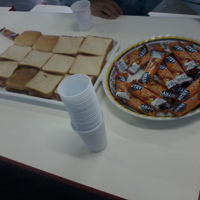 Organização de lanche para assembléia de alunos na Escola Estadual Martin Egidio Damy, acervo pessoal, Brasilândia, São Paulo. 2015.