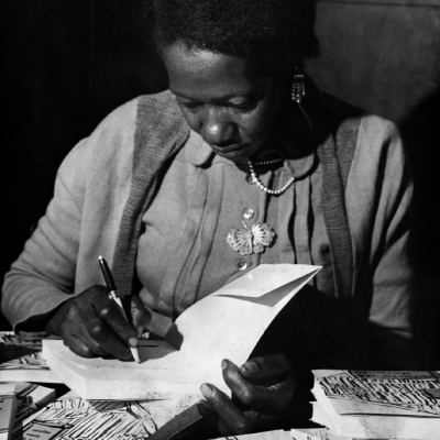 Carolina Maria de Jesus autografando seu livro Quarto de despejo em agosto de 1960. Foto: Arquivo Nacional/Correio da Manhã.