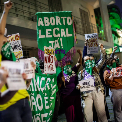 Protesto em São Paulo contra o avanço, no Congresso Nacional, de projetos que tentam restringir o aborto legal. Fotografia de Bruno Santos, 11-11-2026. Folhapress.