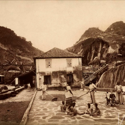 Fazenda do Quititi, 1865. Fotografia de Georges Leuzinger. Coleção Gilberto Ferrez, Acervo Instituto Moreira Salles. Nesta foto é possível ver um menino branco bem vestido e com um brinquedo, junto a várias crianças negras descalças e vestindo roupas esfarrapadas.