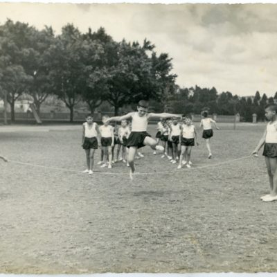 Meninos pulam corda no Azilo dos Expostos - 1943 (Acervo Museu do Futebol | Coleção Museu Santa Casa de São Paulo)