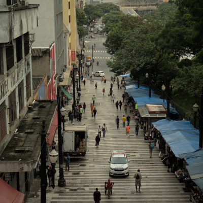 Comércio de ambulantes na rua General Carneiro, próxima à rua 25 de Março, onde funcionou o Mercado dos Caipiras, antiga Várzea do Carmo. Imagem de Tatiane Ursulino.