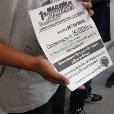 Primeira Marcha da Periferia da Brasilândia, movimento que ainda contece todo ano na semana da Consciência Negra, Novembro. A tradição dessa marcha foi iniciada dentro da ocupação da Escola Estadual Martin Egidio Damy. Na foto pode-se ver Thiago, já com turbante na cabeça, e a professora Flávia, que também oferece depoimento neste episódio. Acervo pessoal, Brasilândia, São Paulo. 2015.