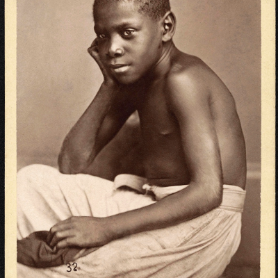 Retrato de jovem negro não identificado. Recife, PE, c. 1869. Fotografia de Alberto Henschel. Acervo Leibniz-Institut für Länderkunde, Leipzig, em parceria com o Instituto Moreira Salles.