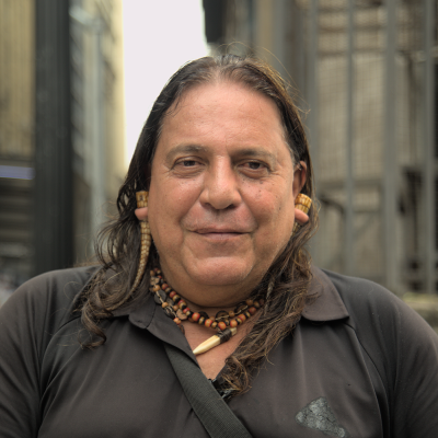 O historiador e professor universitário, Casé Angatu, autor de Nem Tudo Era Italiano - São Paulo E Pobreza (1890-1915), em roteiro de memória realizado em 27 de Janeiro de 2025. Imagem de Tatiane Ursulino.