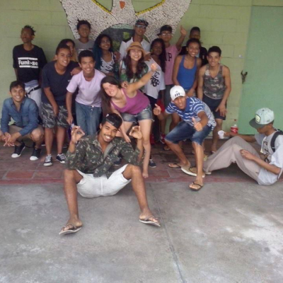 Thiago Araújo e Luiza Akimoto junto à grupo de secundaristas ocupantes. Escola Estadual Martin Egidio Damy. Acervo pessoal, Brasilândia, São Paulo. 2015.