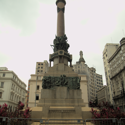 O "Glória Imortal aos Fundadores de São Paulo", também conhecido como Monumento da Vitória, é um monumento inaugurado em 1979, localizado no Pátio do Colégio, em São Paulo. Este monumento é uma escultura em bronze e granito que celebra a fundação da cidade e homenageia seus fundadores, incluindo José de Anchieta e Manoel da Nóbrega. A obra foi criada pelo escultor italiano Amedeo Zani em 1925. Imagem de Tatiane Ursulino.