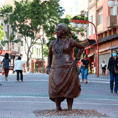 A estátua de Madrinha Eunice na Liberdade, São Paulo. Alexandre Kishimoto.
