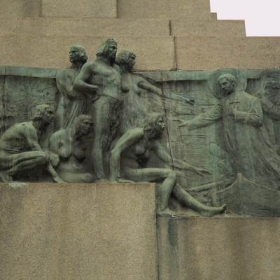 Detalhe do monumento "Glória Imortal aos Fundadores de São Paulo" que narra o processo de conversão religiosa dos indígenas da região, no qual a “selvageria” ou a “barbárie”, representados pelo canibalismo, dariam lugar à “civilização”. Imagem de Tatiane Ursulino.