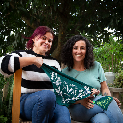 Rebeca Mendes e Shisleni de Oliveira. Seguram Para ficarmos Vivas. 2026. Alicia Peres. Acervo Cria Coragem