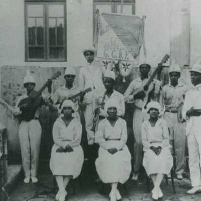Bloco Carnavalesco que se Formava para o Baile de 2ª feira na sede do Grupo Carnavalesco da Barra Funda. Acervo MIS.