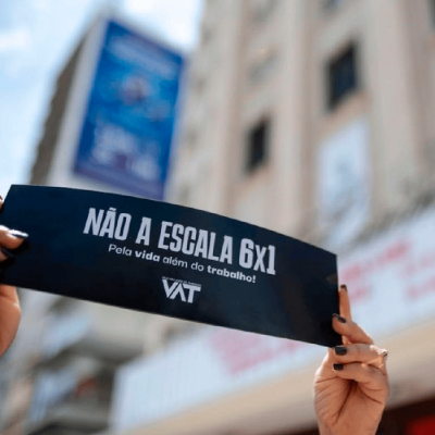 Cartaz em manifestação do movimento Vida Além do Trabalho pelo fim da escala de 6×1. Foto: Davi Pinheiro. Divulgação: Alma Preta.
