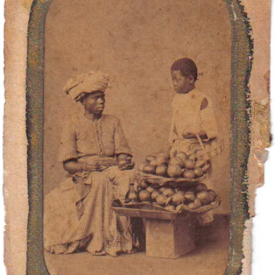 Escrava de ganho - vendedora. Rio de Janeiro, RJ, 1864 - 1865. Fotografia de José Christiano de Freitas Henriques Júnior (Christiano Júnior). Coleção Iconografia Avulsa, Acervo Museu Histórico Nacional.