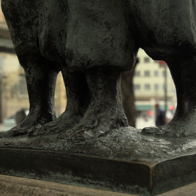 Detalhe da estátua “Contando a Féria”, na qual tanto o engraxate quanto o jornaleiro são retratados descalços. Imagem de Tatiane Ursulino.