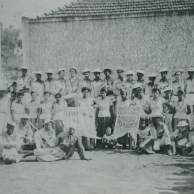 1950: 2º ano em que a escola desfila. O menino ao centro segurando a ponta dos estandartes é o sobrinho mais velho do Sr. Nenê. Albertino. Acervo MIS.