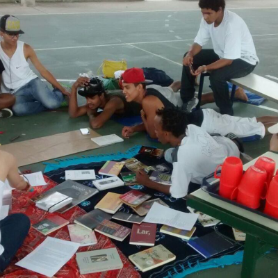 Aluna de escola vizinha oferece oficina e ocupa escola junto aos alunos da Escola Estadual Martin Egidio Damy. Acervo pessoal, Brasilândia, São Paulo. 2015.