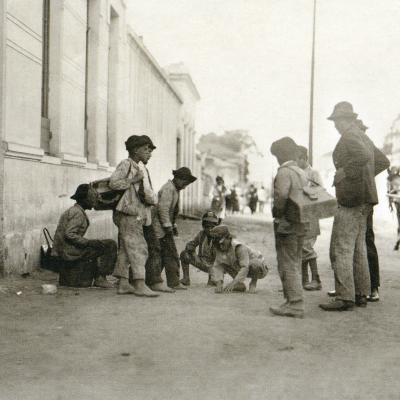 Meninos engraxates jogam bola de gude, 1910. Autor: Vicenzo Pastore.