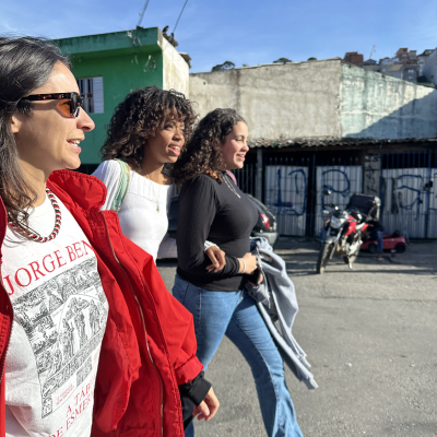 Luiza Akimoto, pesquisadora, diretora de sonoplastias e narradora do podcast, junto com Mirelly Sant'Anna e Maria Fernanda Barbosa Bina. Imagem de Alícia Peres.